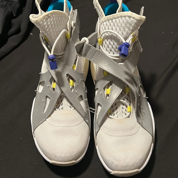 Jordan Women's White and Gray Sneakers - Picture 3 of 7